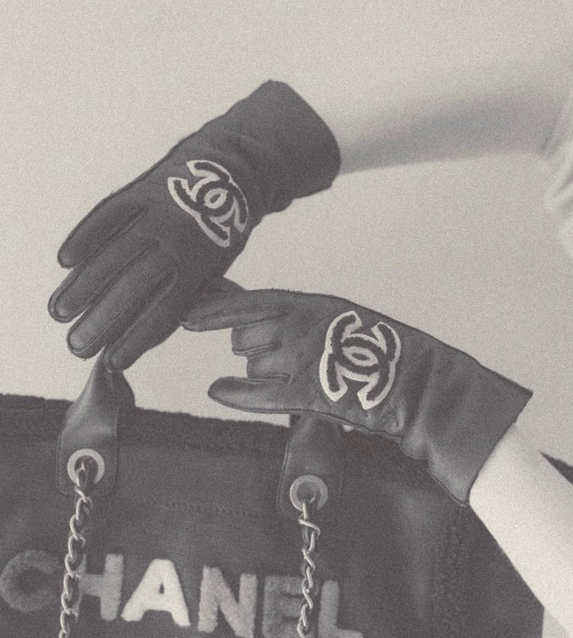 Chanel black CC gloves