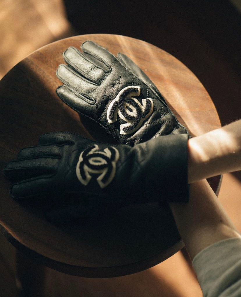 Chanel black CC gloves